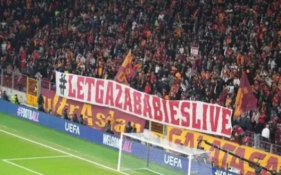 لافتة داعمة لغزة في لعبة رياضية