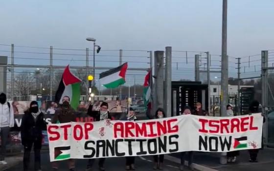 نشطاء يغلقون مداخل شركة "BAE Systems" في سامليسبري