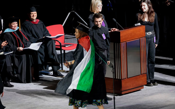 خريجة ترتدي علم فلسطين لتعبر عن تضامنها