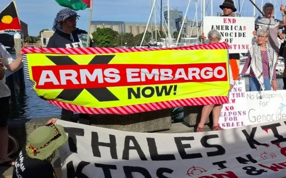 وقفة تضامنية أمام شركة فرنسية داعمة للاحتلال في أستراليا