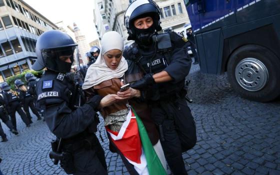 الشرطة الألمانية تقمع داعمة لفلسطين