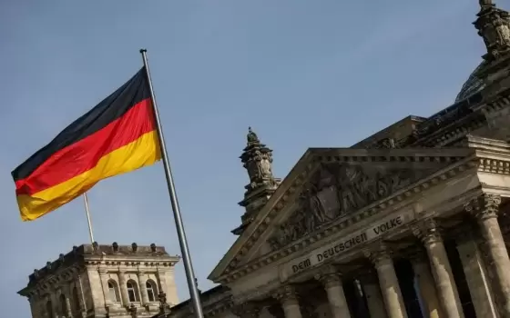 العلم الألماني قبالة مبنى