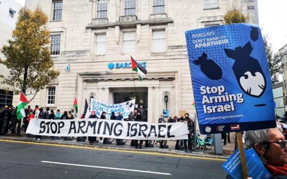 وقفة أمام بنك باركليز