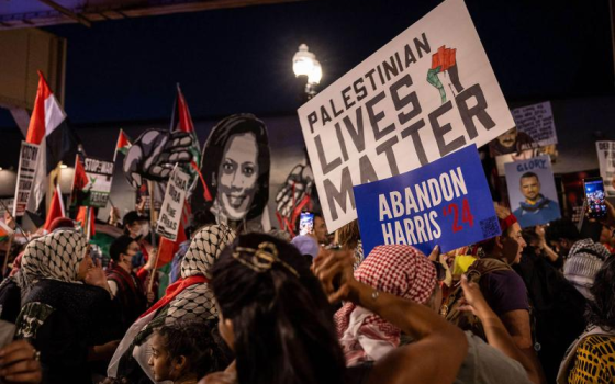 احتجاجات تنديدية باستضافة كامالا هاريس في برنامج تلفزيوني