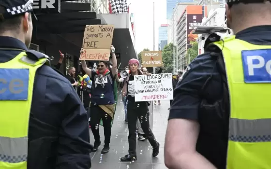 داعمو فلسطين في وقفة أمام معرض