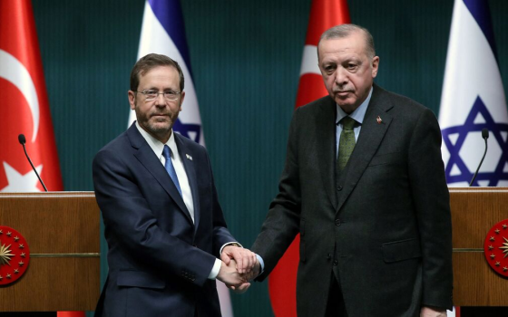 الرئيس التركي أردوغان مع شخصية اسرائيلية تدعى إسحاق هرتسوغ