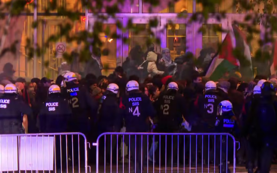 حصار الشرطة للمتظاهرين في كندا