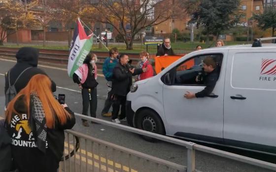 اغلاق طريق في بريطانيا احتجاجا على دعم الحكومة للاحتلال