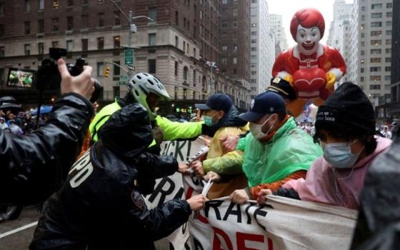 قمع الشرطة لداعمي فلسطين في مسيرة عيد الشكر