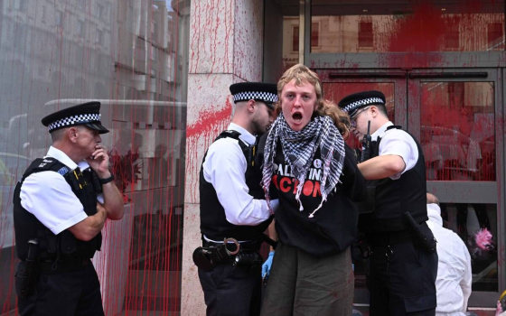 ناشطة من حركة فلسطين خلال اعتقالها