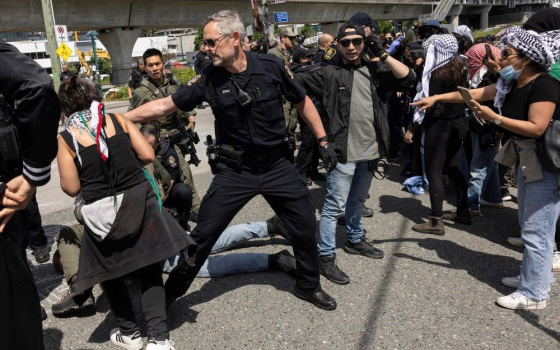 قمع الشرطة للمتظاهرين