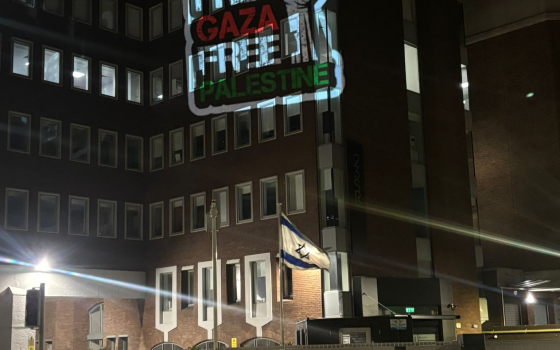 عبارات تضامنية على مبنى سفارة الاحتلال في دبلن