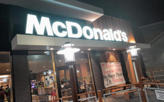 لافتة تضامنية على أبواب ماكدونالدز