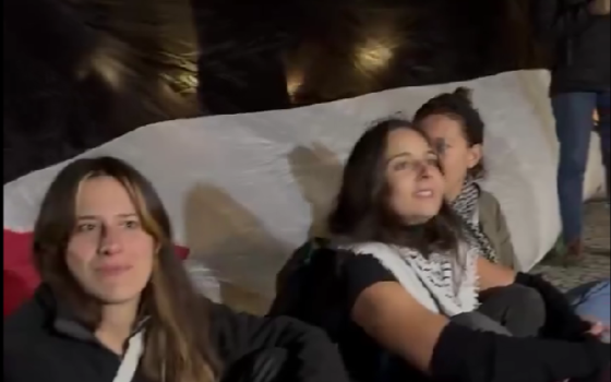 احتجاجات برتغالية تنديدًا برسو سفينة “نايستيد ميرسك”