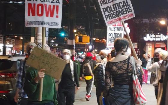 Snapinsta.وقفة احتجاجية خارج فعالية تبرعات لكامالا هاريس