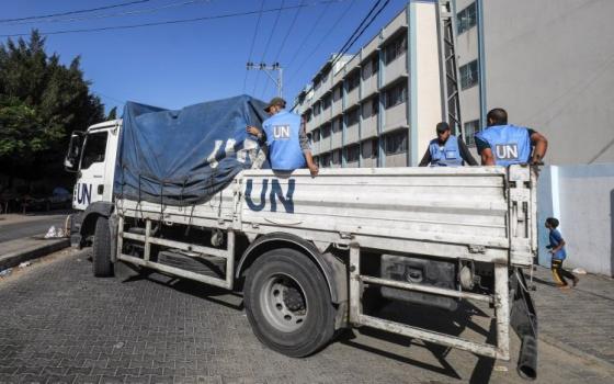 شاحنة الأونروا محملة بالمساعدات