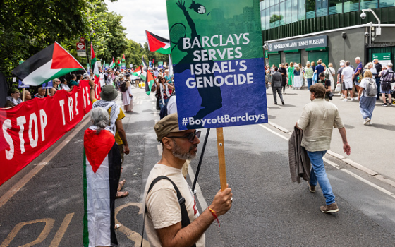 متظاهر يحتج على دعم باركليز للاحتلال