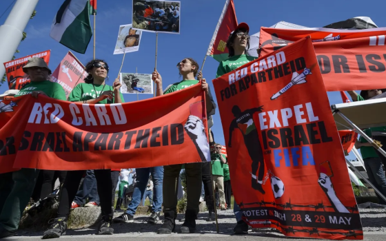 وقفة احتجاجية داعية لحظر الاحتلال من الفيفا