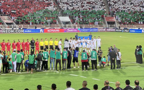 جمهور عمان يشكل علم فلسطين في الملعب  