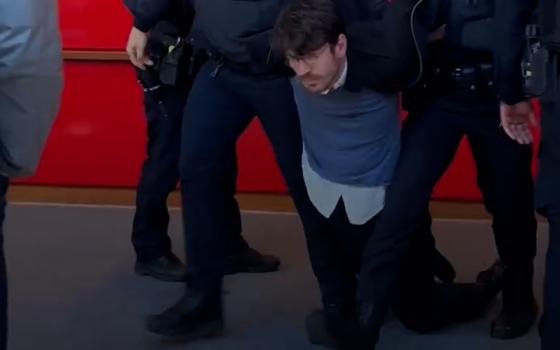 اعتقالات للناشطين خلال اقتحام مقر نيويورك تايمز