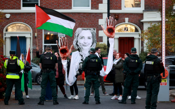 احتجاجات طلابية منددة بزيارة كلينتون لجامعة كوينز