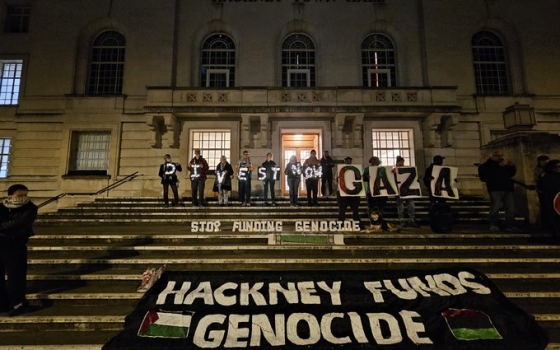 لافتة تدعو صندوق هاكني لوقف دعمه للإبادة