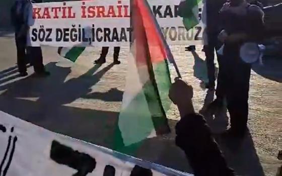 احتجاجات في ميناء جيميلك ببورصة رفضًا لوجود حاويات صهيونية