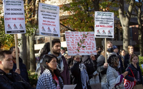احتجاج طلابي داعم لفلسطين في معهد ماساتشوستس في معهد