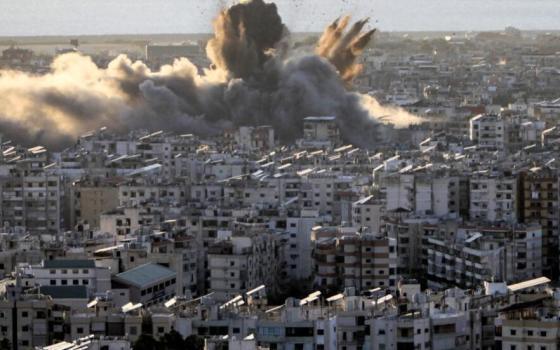 دخان كثيف متصاعد جراء قصف الاحتلال الإسرائيلي على لبنان