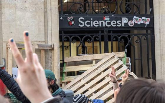 وقفة داعمة لفلسطين أمام معهد فرنسي