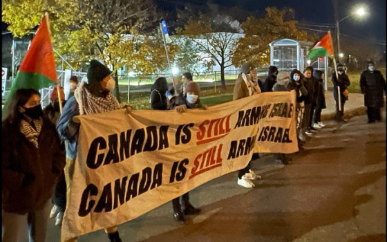 حصار داعمي فلسطين لمصنع كولينز