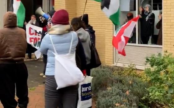 احتلال الطلاب مبنى غرينتش هاوس للمطالبة بسحب استثمارات كامبريدج من شركات الاحتلال