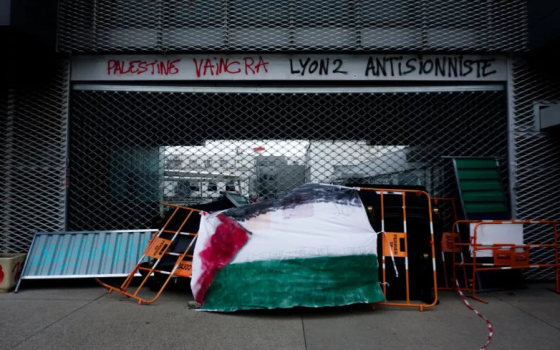 مبنى مقفل تضامنًا مع فلسطين