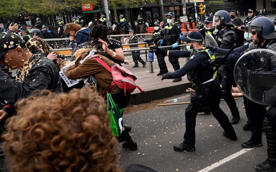 الشرطة تهاجم متظاهرين