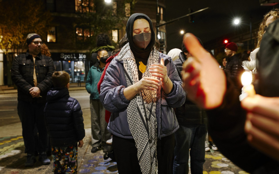 وقفة داعمة لفلسطين مع حمل الشموع