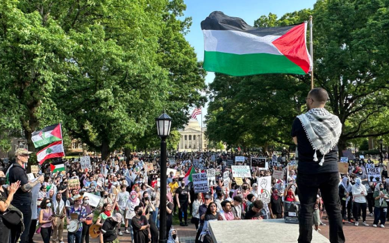 طالب يحمل العلم الفلسطيني في تحرك داعم لفلسطين