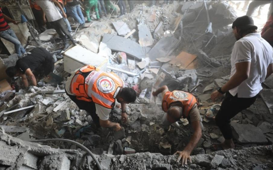 الدفاع المدني يقيم عمليات إنقاذ في غزة