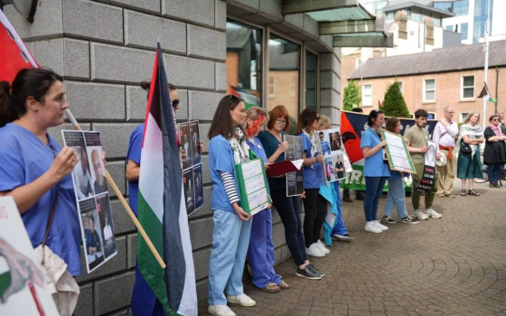 وقفة للعاملين الصحيين تضامنًا مع أطباء غزة