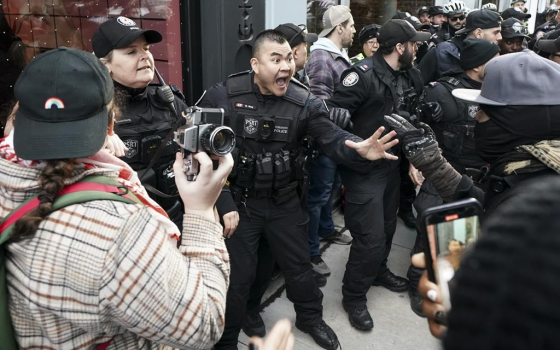 مواجهة بين متظاهرين وعناصر من الشرطة