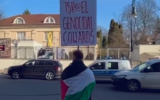 الفنان البولندي دوبررولسكي يحتج وحيدًا أمام السفارة الإسرائيلية