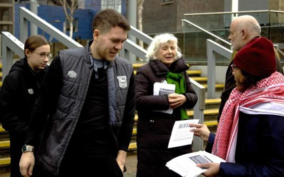 نشطاء خارج مكتب مقاطعة سوفولك