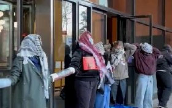 طلاب نيويورك يعتصمون تضامنًا مع فلسطين