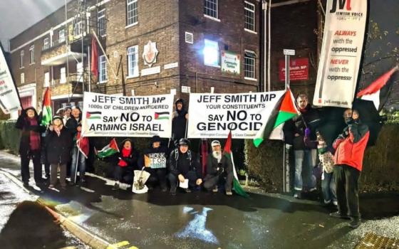 نشطاء يطالبون النائب جيف سميث في مانشستر بوقف الحرب