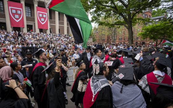 طلاب متضامنون مع فلسطين