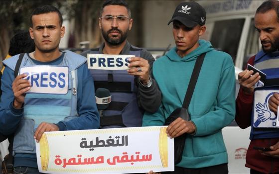 وقفة لصحافيي غزة للتنديد باستهداف خمسة من زملائهم الصحافيين