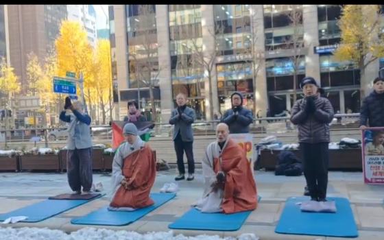 رهبان كوريون يؤدون صلوات لأجل فلسطين