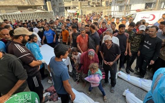 أهالي الشهداء يلتفون حول الجثث في غزة