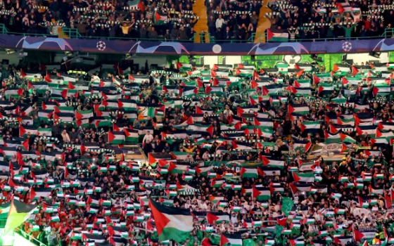 رفع الأعلام الفلسطينية في مباراة كرة قدم