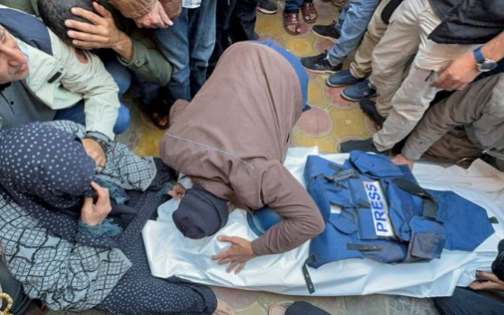 تشييع لصحفي شهيد