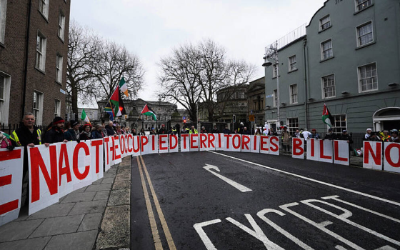 احتجاج خارج البرلمان الإيرلندي للدعوة إلى حظر المنتجات الإسرائيلية من أيرلندا